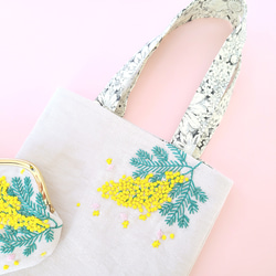 Creema限定！母の日ギフトセット ミモザと桜の刺繍 アイボリー リネンのバッグとがま口 3枚目の画像