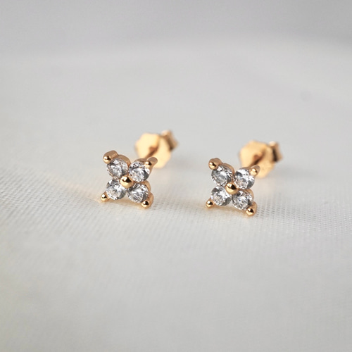 水濡れOK! 小さなお花スタッドピアス つけっぱなし 金属アレルギー対応