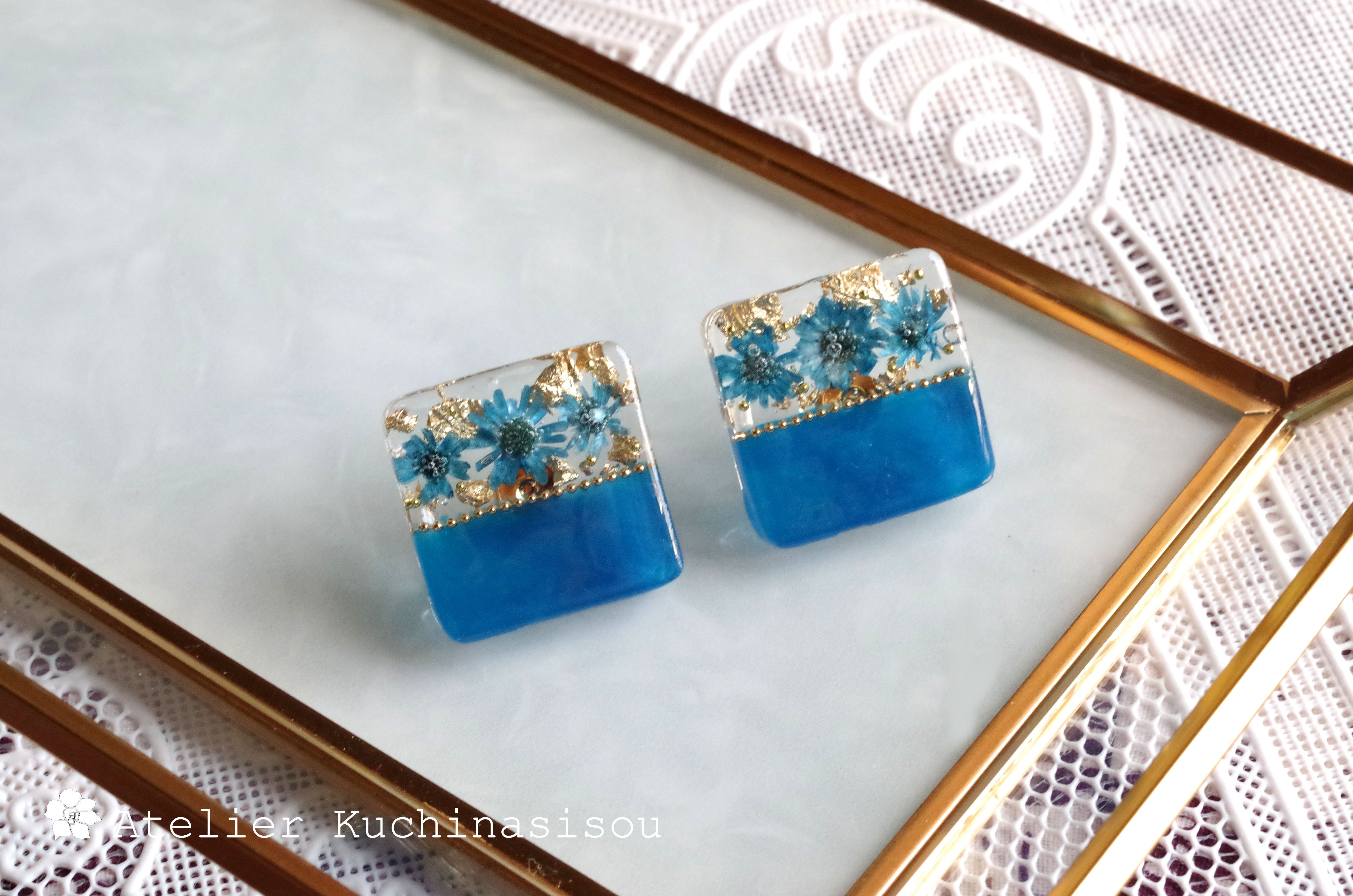 レジンアート　バイカラーのお花のピアス〈ディープブルー〉（ゴールド）
