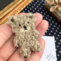 もふもふクマさんの手刺繍ブローチ　【受注制作】 1枚目の画像