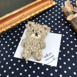 もふもふクマさんの手刺繍ブローチ　【受注制作】 3枚目の画像