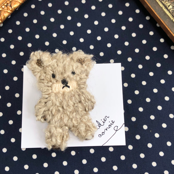 もふもふクマさんの手刺繍ブローチ　【受注制作】 4枚目の画像