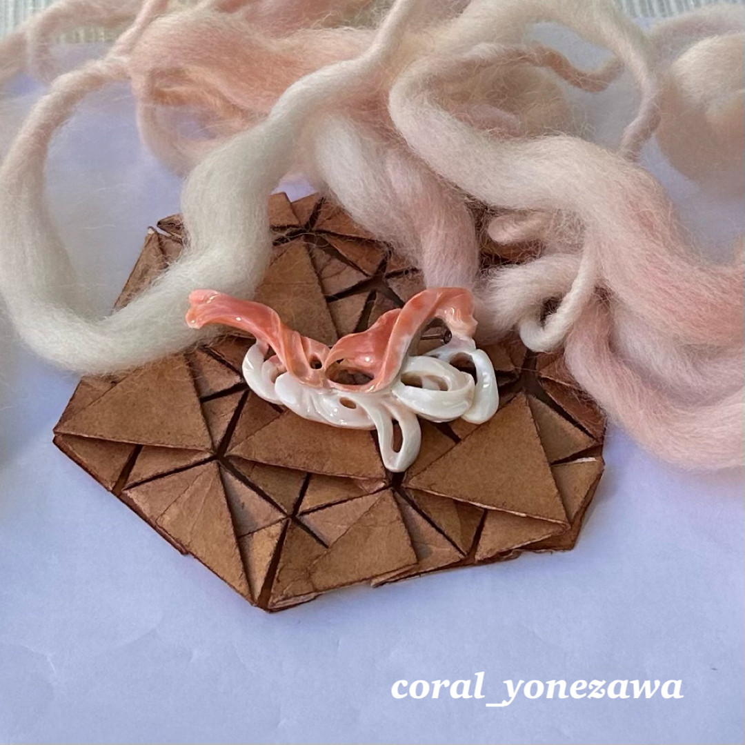 珊瑚彫刻　ブローチ　自然を活かしたアート作品『 リボン』　R51215H2