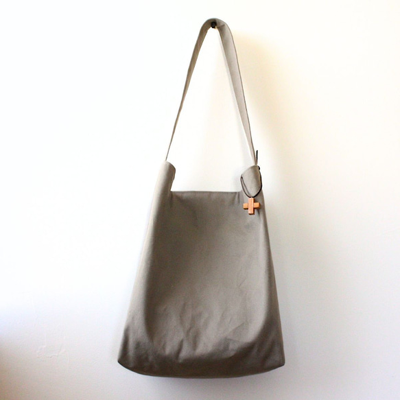 帆布のワンショルダーバッグ（M)☆グレーベージュ ショルダーバッグ