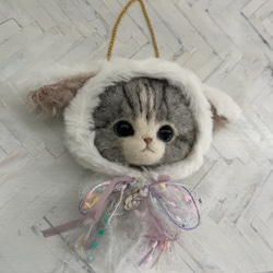 うさみみ帽子のにゃんこ　バッグチャーム　羊毛フェルト　猫 ブローチ加工付き 2枚目の画像