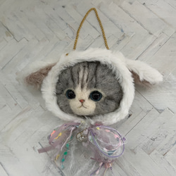 うさみみ帽子のにゃんこ　バッグチャーム　羊毛フェルト　猫 ブローチ加工付き 1枚目の画像