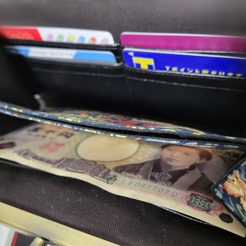 スマホが入るフタ付き外ポケットの長財布(小銭入れ2分割type