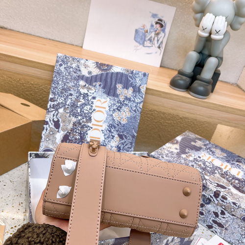 Dior Essentials ショルダーバッグ現行販売　最安値 クリスチャンディオールマクロカナージュ CARO チェーン
