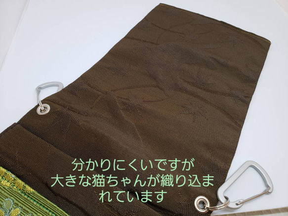 手ぶらでお出かけ！新品の帯地で作ったヒップバッグ「おともし帯（たい）」黄緑　傘　裏に猫　サコッシュ　ポーチ　朱印帳入れ 6枚目の画像