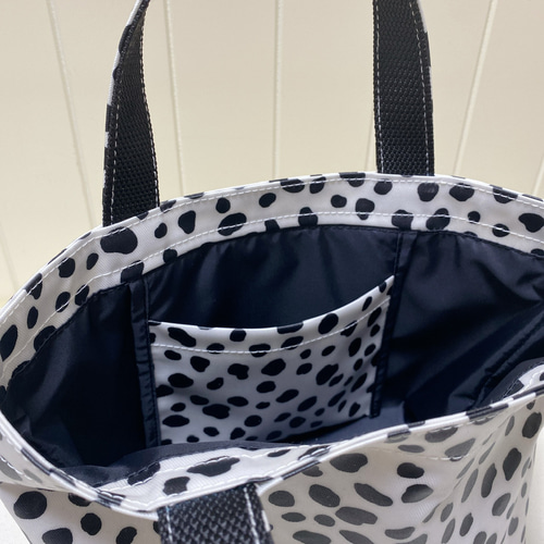 雨の日もOK！ ホワイトダルメシアン柄ラミネートミニトート