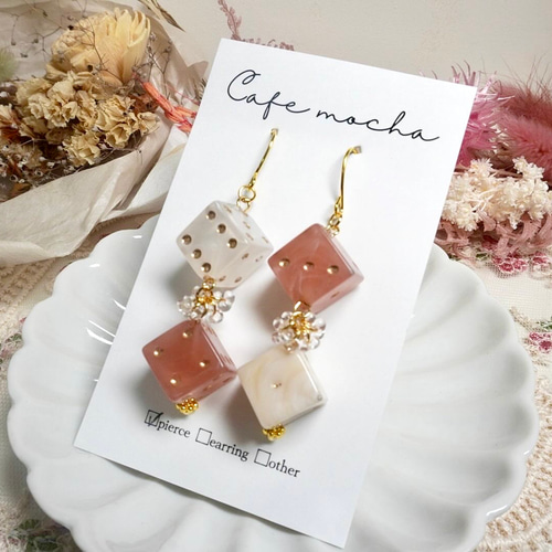 マーブルサイコロ ピアス/イヤリング/くすみピンク ピアス（フック