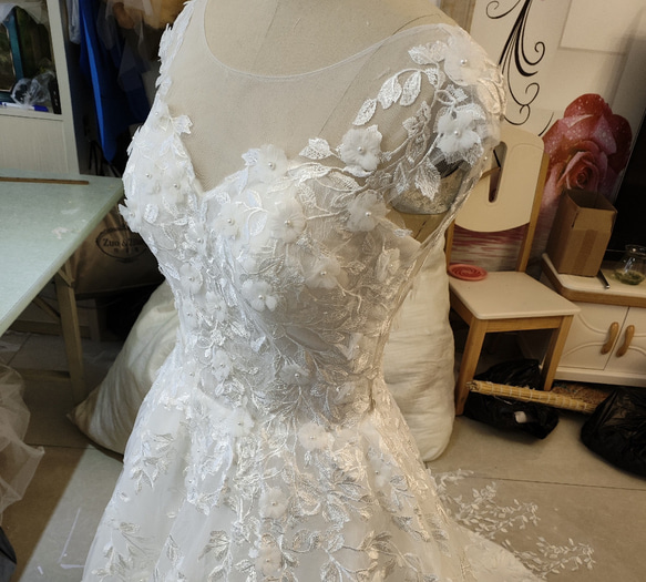 美容產品！婚紗米白色奢華小花全蕾絲A字華麗拖裾繫帶婚禮 第9張的照片