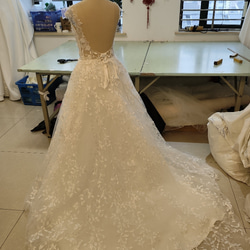 美品！ウエディングドレス オフホワイト 贅沢な小花総レース Aライン 華やかなトレーン 編み上げ 結婚式 5枚目の画像