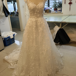 美品！ウエディングドレス オフホワイト 贅沢な小花総レース Aライン 華やかなトレーン 編み上げ 結婚式 1枚目の画像