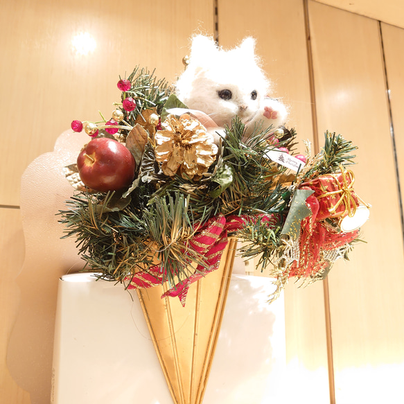 白猫のクリスマスブーケ 2枚目の画像