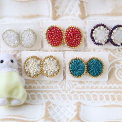 刺繍　イヤリング　ビーズ　ピアス　丸　一点物　個性的　唯一無二　フレンチシック　カラフル　モチーフ　プレゼント　ギフト 8枚目の画像