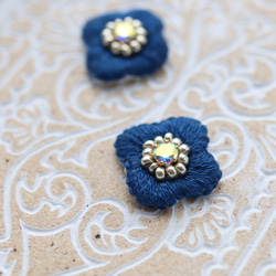 刺繍　イヤリング　ビーズ　ピアス　花　一点物　個性的　唯一無二　フレンチシック　カラフル　モチーフ　プレゼント　ギフト 2枚目の画像