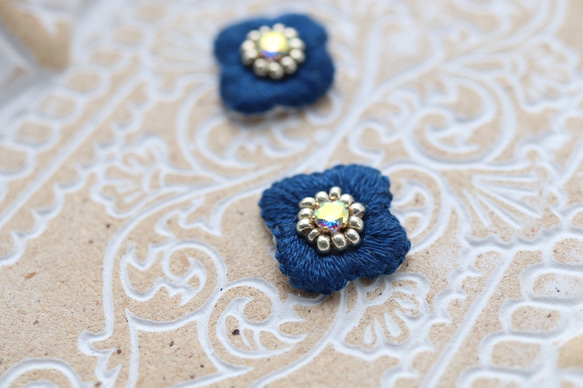 刺繍　イヤリング　ビーズ　ピアス　花　一点物　個性的　唯一無二　フレンチシック　カラフル　モチーフ　プレゼント　ギフト 2枚目の画像