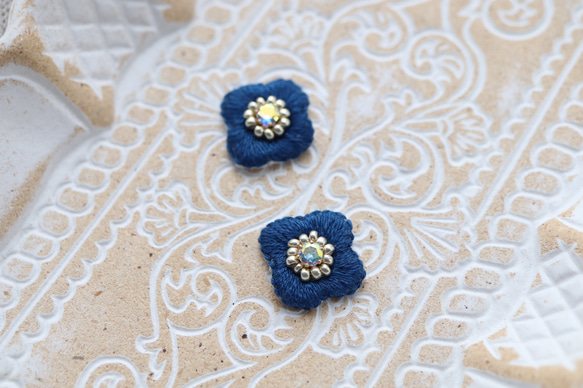 刺繍　イヤリング　ビーズ　ピアス　花　一点物　個性的　唯一無二　フレンチシック　カラフル　モチーフ　プレゼント　ギフト 3枚目の画像