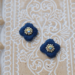 刺繍　イヤリング　ビーズ　ピアス　花　一点物　個性的　唯一無二　フレンチシック　カラフル　モチーフ　プレゼント　ギフト 4枚目の画像