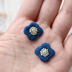 刺繍　イヤリング　ビーズ　ピアス　花　一点物　個性的　唯一無二　フレンチシック　カラフル　モチーフ　プレゼント　ギフト 1枚目の画像