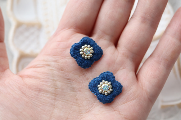 刺繍　イヤリング　ビーズ　ピアス　花　一点物　個性的　唯一無二　フレンチシック　カラフル　モチーフ　プレゼント　ギフト 1枚目の画像