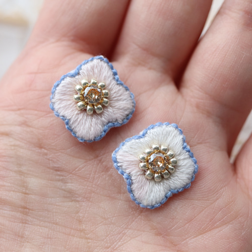 刺繍 イヤリング ビーズ ピアス 花 一点物 個性的 唯一無二 フレンチ
