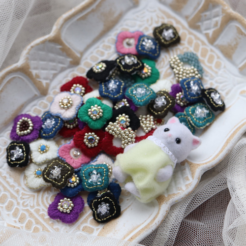 刺繍 イヤリング ビーズ ピアス 花 一点物 個性的 唯一無二 フレンチ