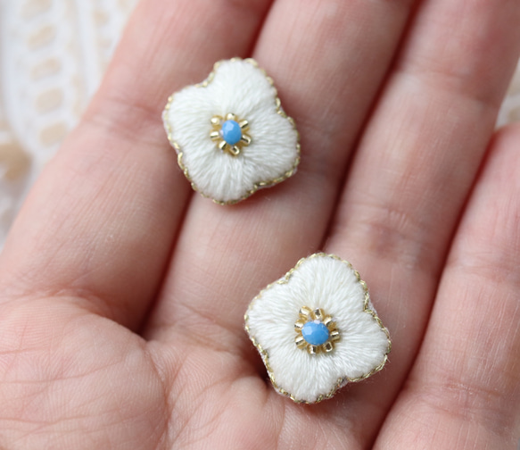 刺繍　イヤリング　ビーズ　ピアス　花　一点物　個性的　唯一無二　フレンチシック　カラフル　モチーフ　プレゼント　ギフト 1枚目の画像