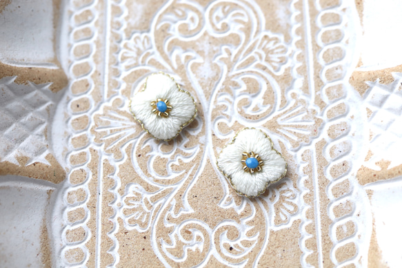 刺繍　イヤリング　ビーズ　ピアス　花　一点物　個性的　唯一無二　フレンチシック　カラフル　モチーフ　プレゼント　ギフト 4枚目の画像