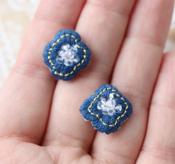 刺繍　イヤリング　ビーズ　ピアス　花　一点物　個性的　唯一無二　フレンチシック　カラフル　モチーフ　プレゼント　ギフト 1枚目の画像