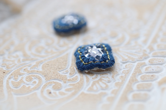 刺繍　イヤリング　ビーズ　ピアス　花　一点物　個性的　唯一無二　フレンチシック　カラフル　モチーフ　プレゼント　ギフト 2枚目の画像