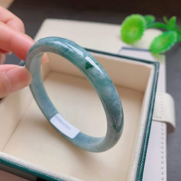 専用❣️お客様確認ページ‼️ 小さめの特注品‼️天然A貨翡翠バングル　鑑定書付き A貨 天然 翡翠 ヒスイ バングル No888 鑑別書付き バングル