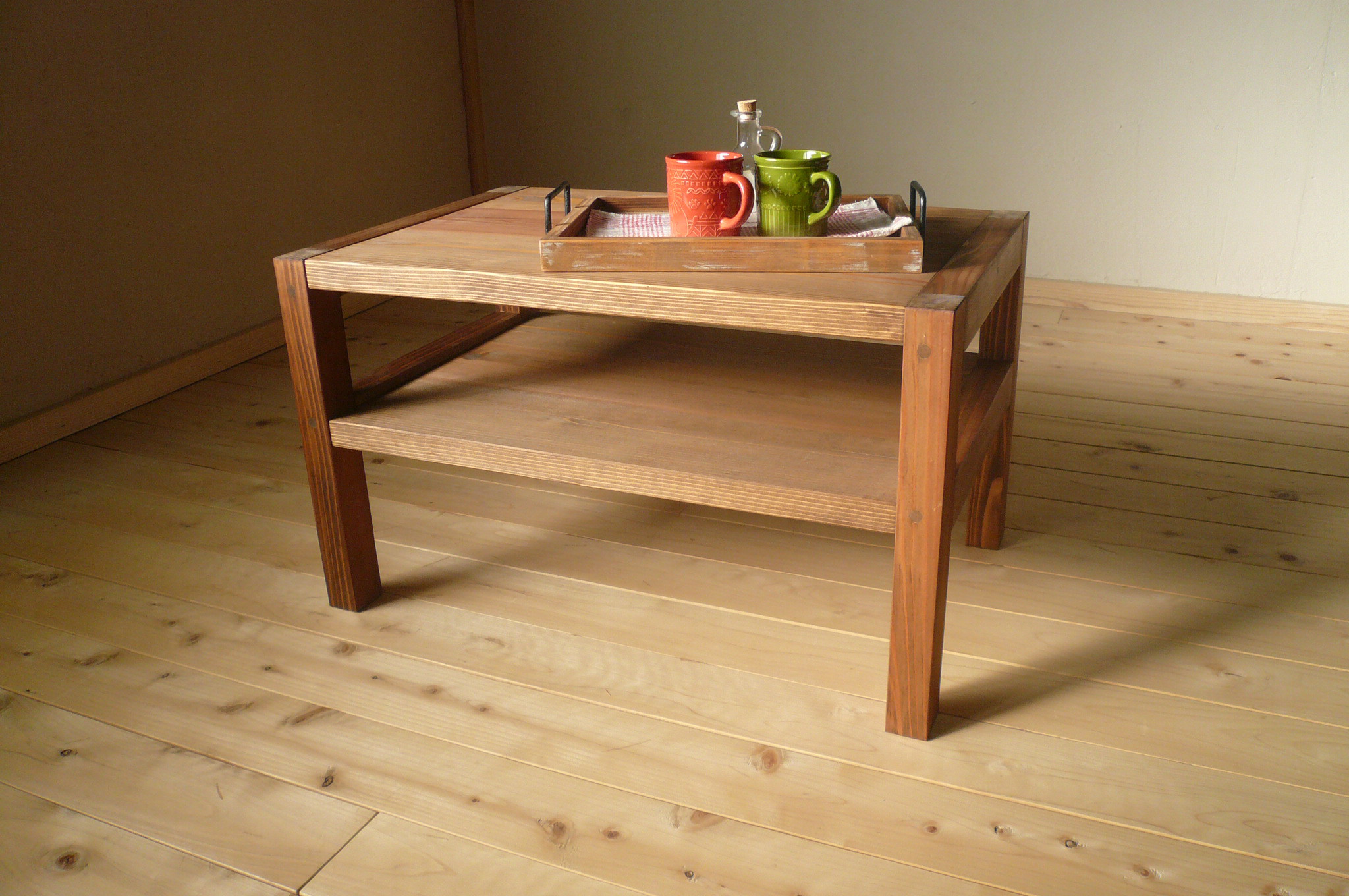 木目を生かした男前のローテーブル