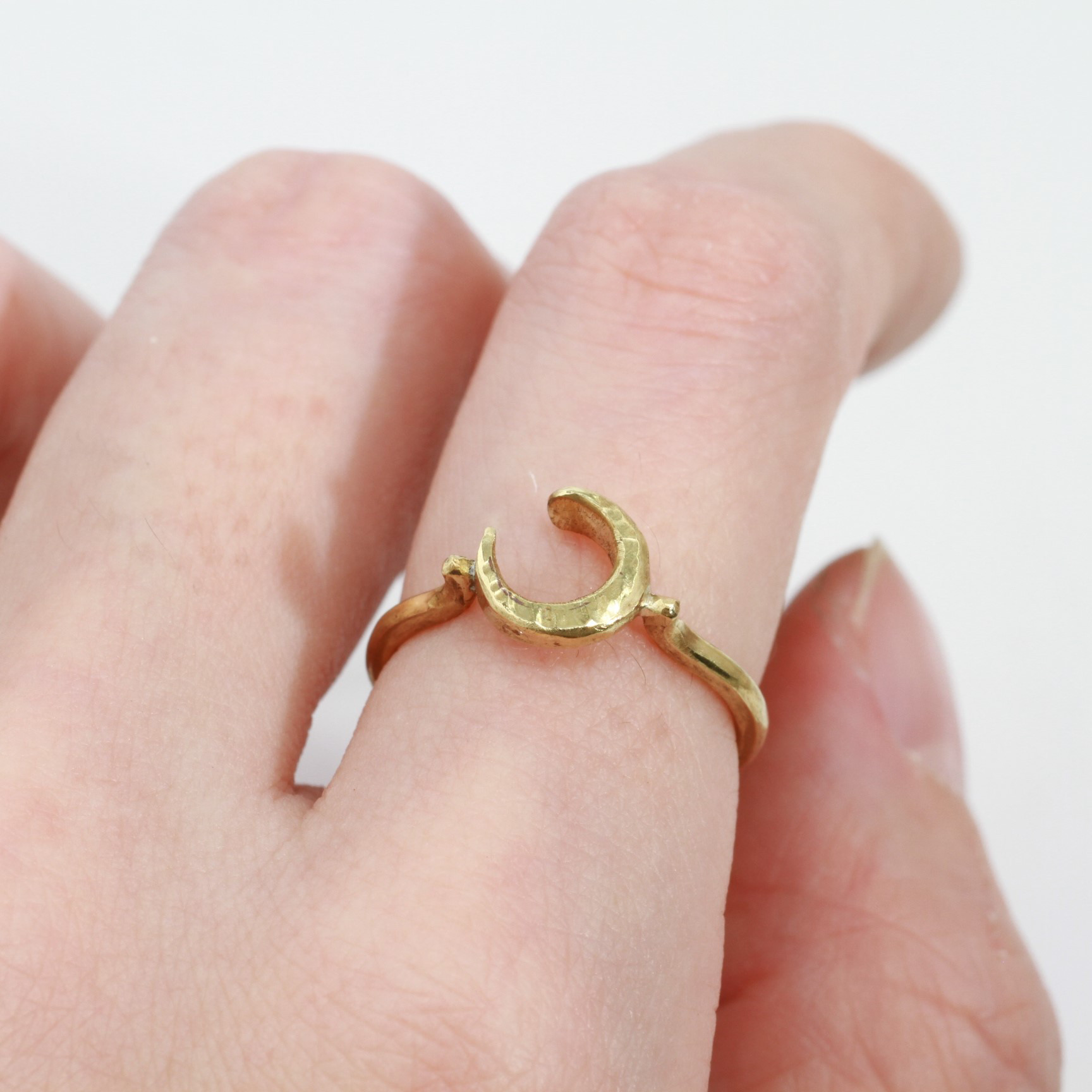 「新しい自分になれる」　猫足 tiny moon ring　真鍮