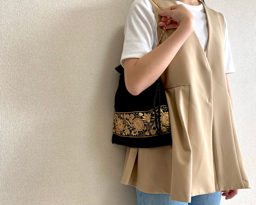 インド刺繍マカロンホワイトと合皮　ショルダーバッグ　ハンドメイド インド刺繍マカロンホワイトと合皮 ショルダーバッグ