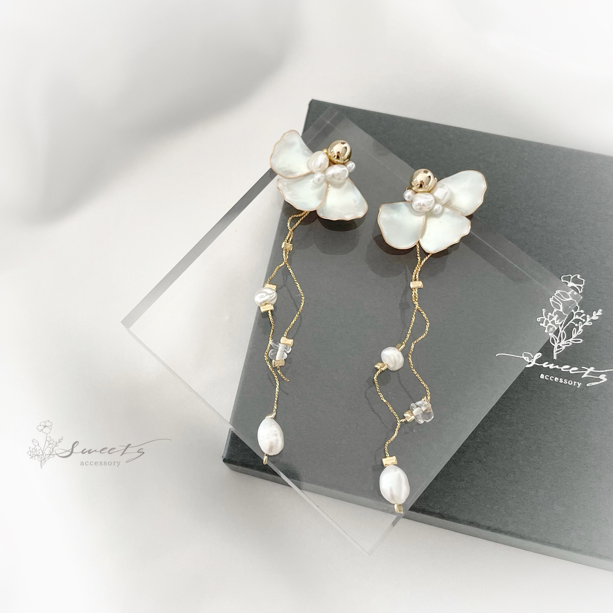 Petal wedding】花びらと揺れる淡水パールチェーンピアス・イヤリング