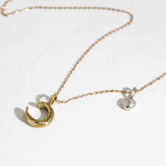 「新しい自分になれる」　tiny moon necklace　真鍮／シルバー999（チェーン：K10） 5枚目の画像