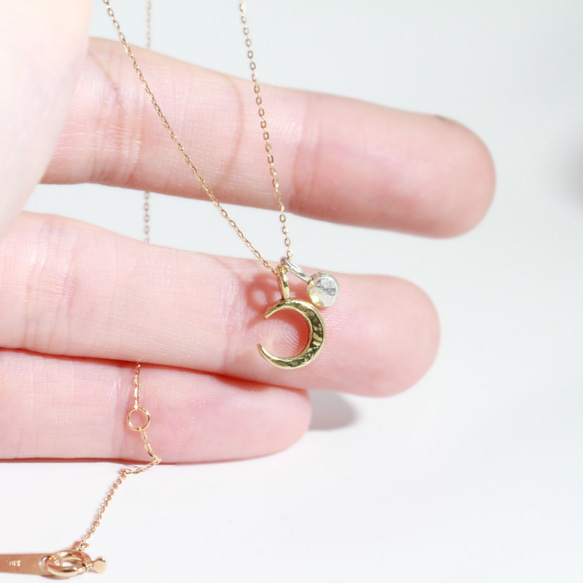 「新しい自分になれる」　tiny moon necklace　真鍮／シルバー999（チェーン：K10） 2枚目の画像