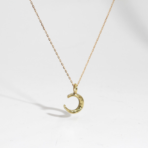「新しい自分になれる」　tiny moon necklace　真鍮／シルバー999（チェーン：K10） 3枚目の画像