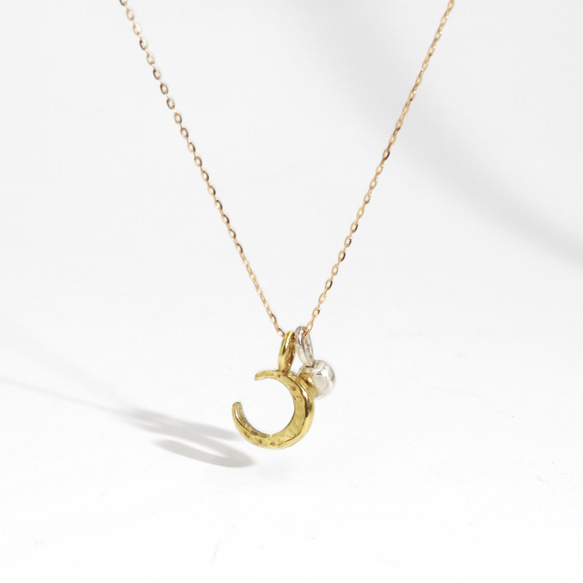 「新しい自分になれる」　tiny moon necklace　真鍮／シルバー999（チェーン：K10） 1枚目の画像