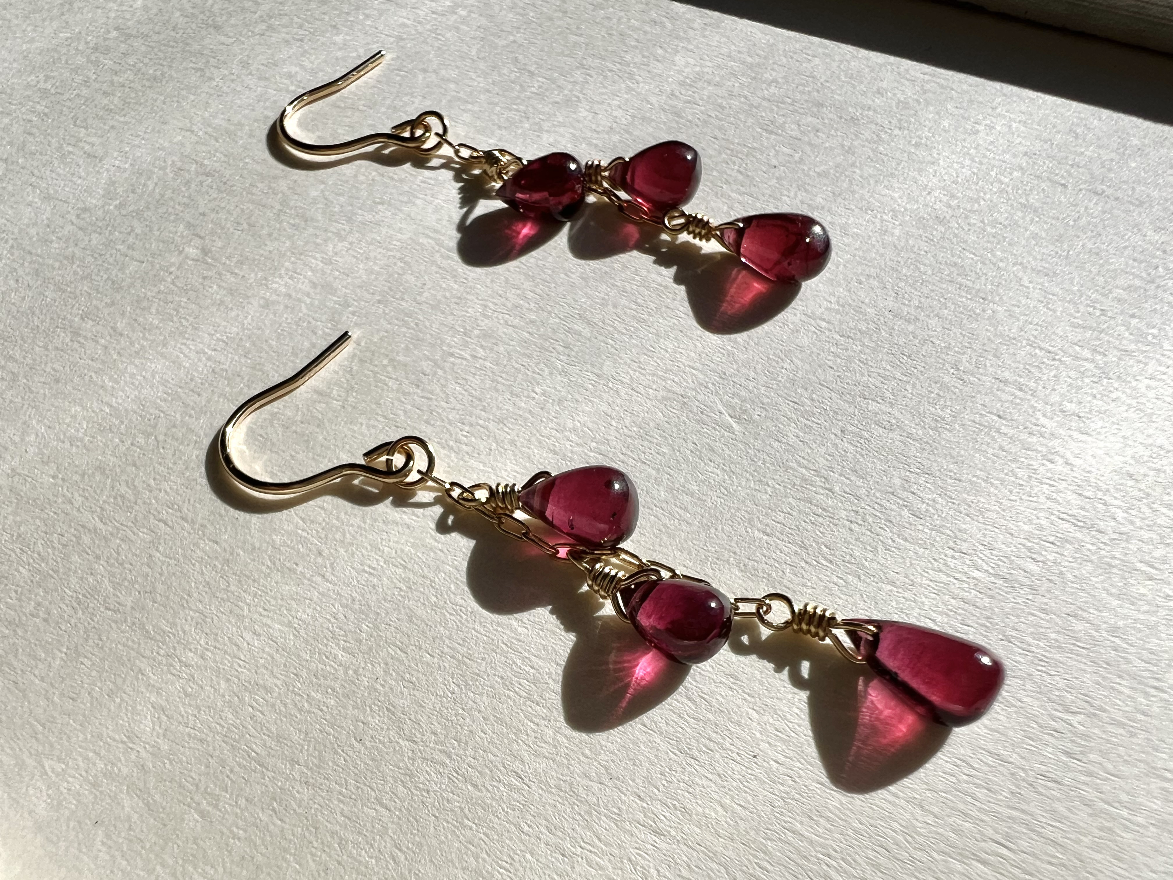 ガーネットの雫ピアス 〜Mucha〜