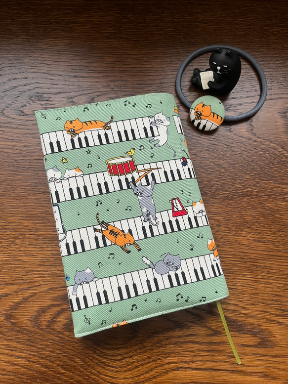 ピアノとニャンコの文庫本カバー（若草） 1枚目の画像
