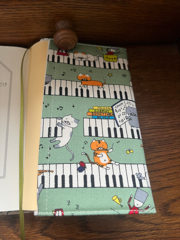 ピアノとニャンコの文庫本カバー（若草） 9枚目の画像
