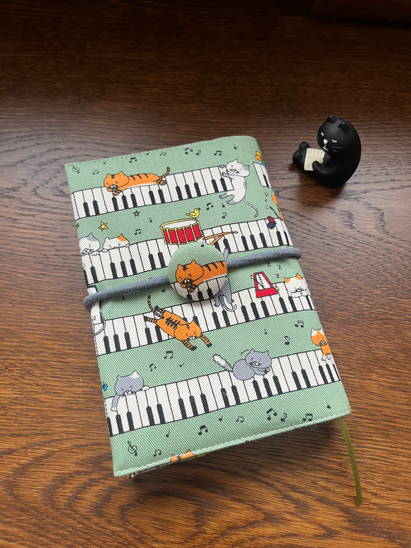 ピアノとニャンコの文庫本カバー（若草） 3枚目の画像