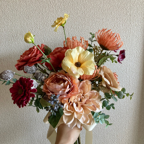 ピンクッションとダリア、ラナンキュラス のクラッチブーケ