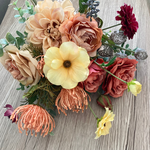 ダリアとラナンキュラスのクラッチブーケ　ブートニアセット　ウェディングブーケ ピンクッションとダリア、ラナンキュラス のクラッチブーケ