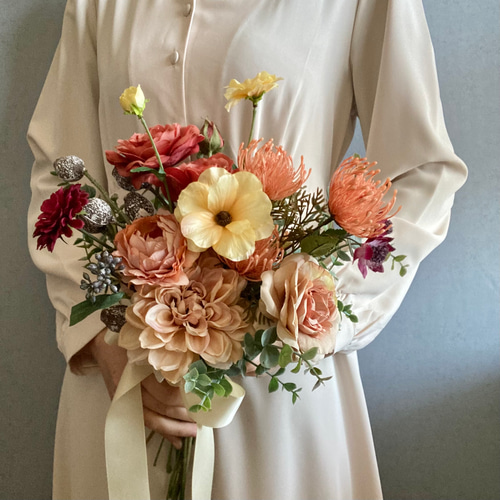 ピンクッションとダリア、ラナンキュラス のクラッチブーケ