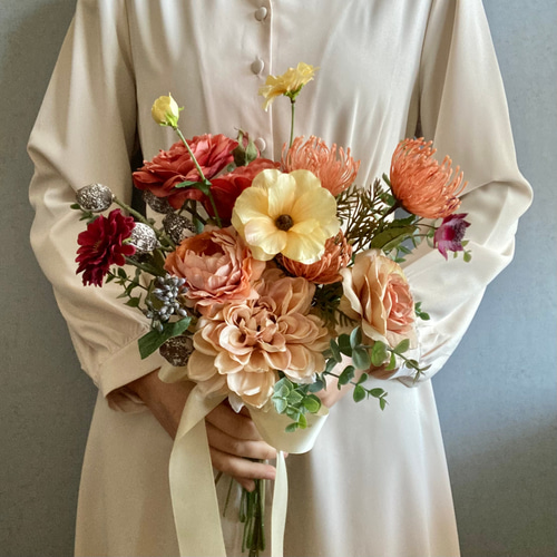 ダリアとラナンキュラスのクラッチブーケ　ブートニアセット　ウェディングブーケ ピンクッションとダリア、ラナンキュラス のクラッチブーケ