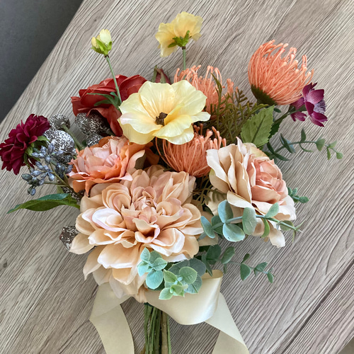 ダリアとラナンキュラスのクラッチブーケ　ブートニアセット　ウェディングブーケ ピンクッションとダリア、ラナンキュラス のクラッチブーケ